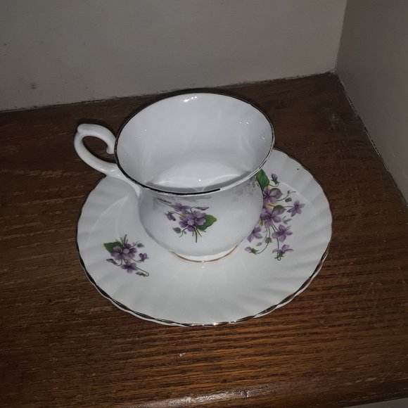 Royal Dover China Bone China Purple Floral Cup and Saucer with shell wave design - Picture 3 of 4